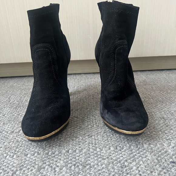 Tory Burch Black Heeled Boots with Gold Zipper - Picture 4 of 6